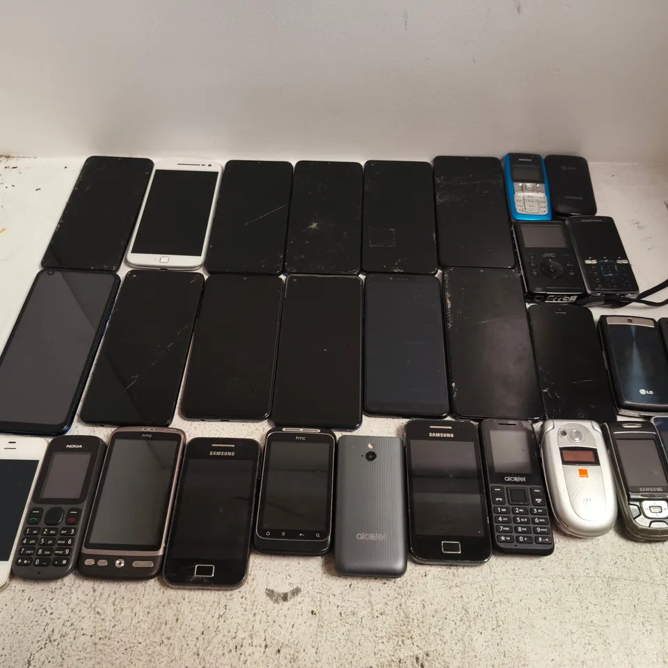 APPROXIMATELY 30 ASSORTED MOBILE PHONES TO INCLUDE BRAND SUCH AS IPHONE, NOKIA, SAMSUNG, ETC - COLLECTION ONLY