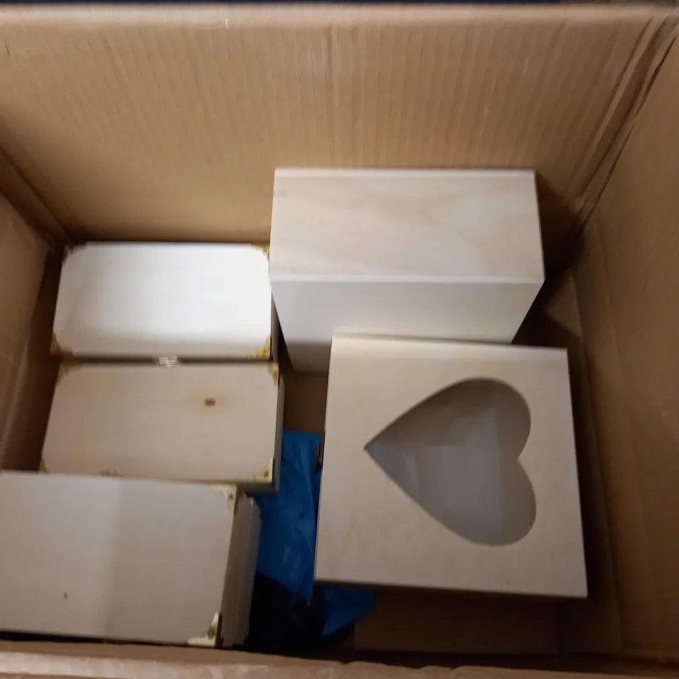 LOT OF 16 ASSORTED WOODEN BOXES - 6X HEART / 10X SMALL