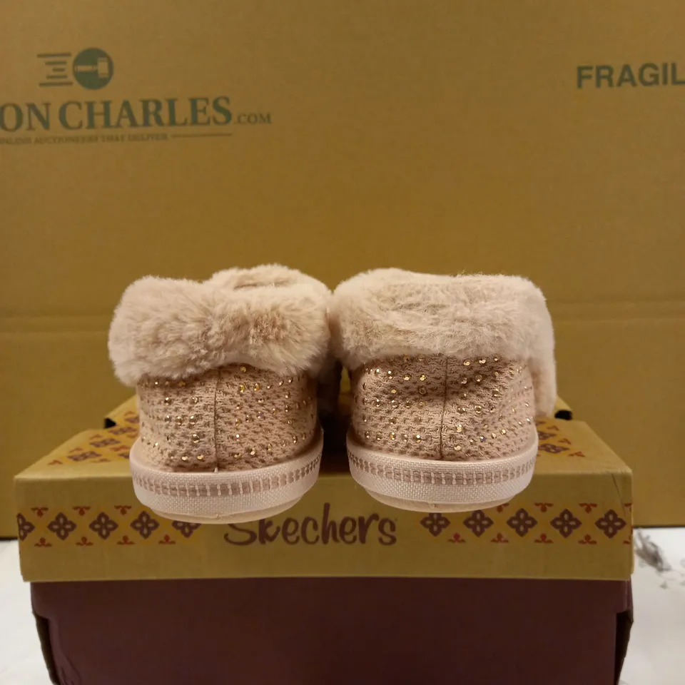 BOXED PAIR SKECHERS COZY SLIPPERS IN LIGHT PINK SIZE 4.5