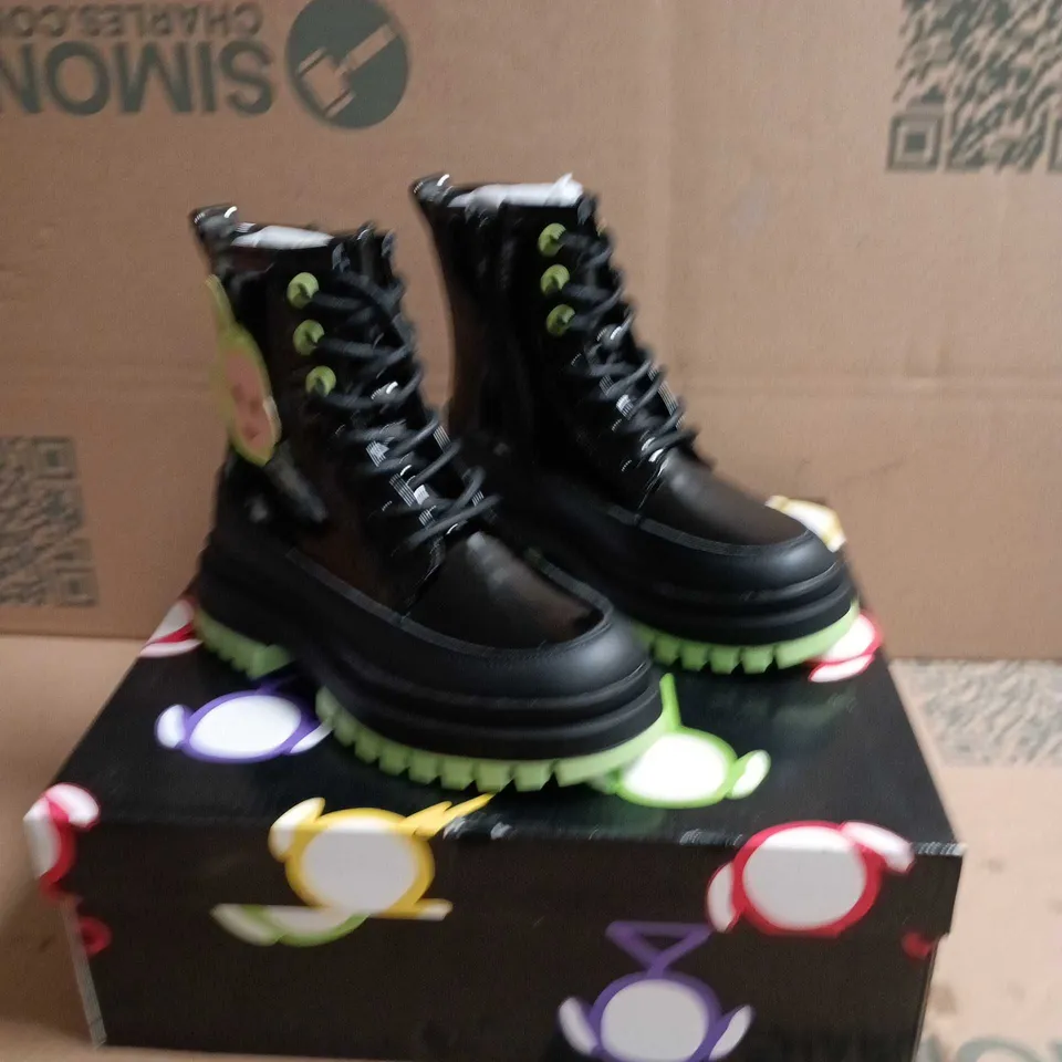 KOI KIDZ TUBBYTRONIC DISPY HEAD BOOTS BLACK AND GREEN SIZE 12