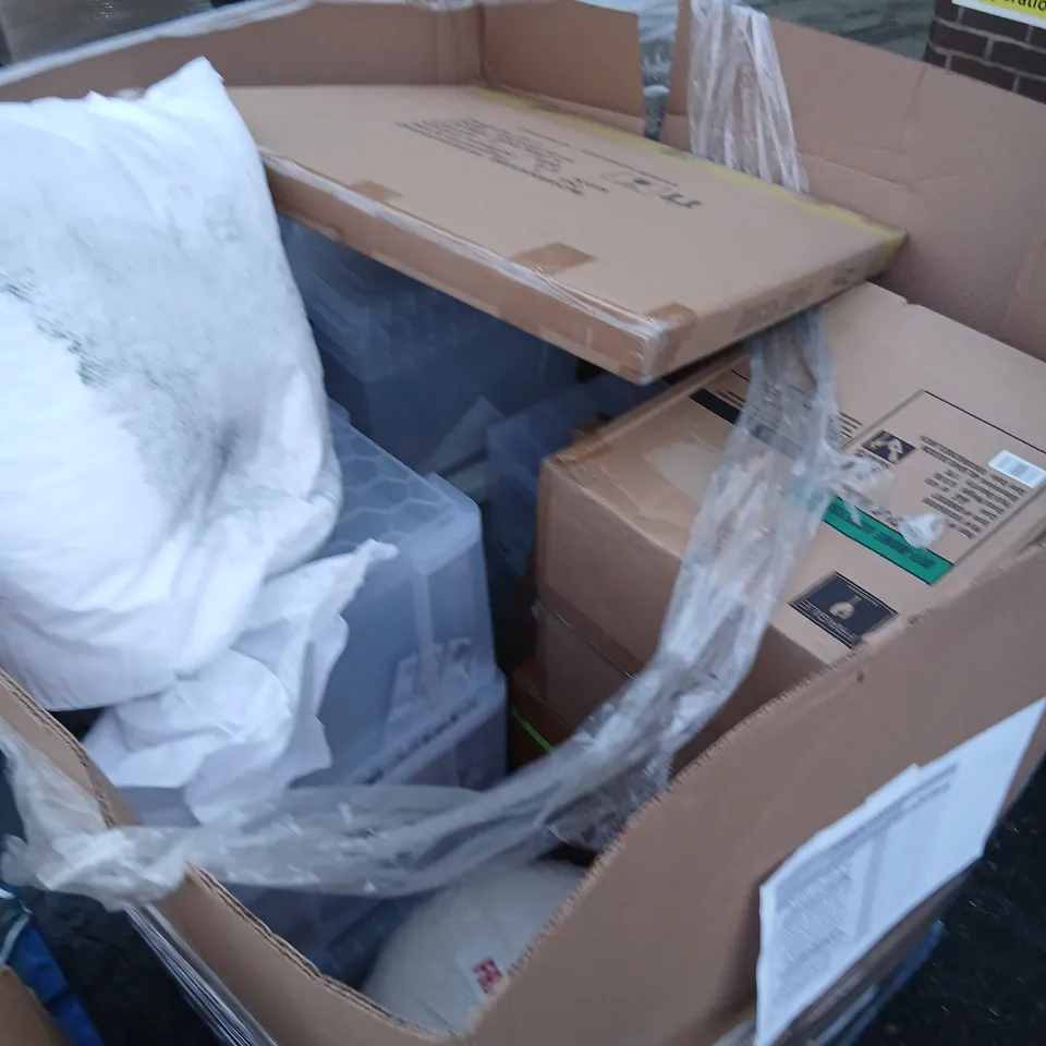 PALLET OF APPROXIMATELY 15 ASSORTED PRODUCTS TO INCLUDE; WARREN FIR TREE, SNOWY TREE PRE LI, CHAMPAGNE TREE, ANTIQUE MIRROR, REALLY USEFUL BOXES AND STACEY DINNER SET