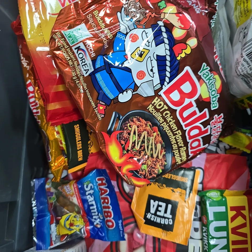APPROXIMATELY 10 ASSORTED FOOD/DRINK PRODUCTS TO INCLUDE GRIND COFFEE, SHADES SWEETS, BULDOK NOODLES ETC 