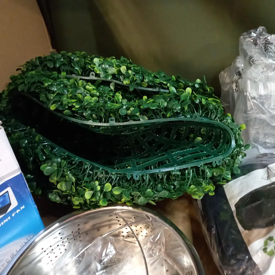 LARGE BOX OF APPROXIMATELY 20 ASSORTED HOUSEHOLD ITEMS TO INCLUDE: METAL BASKETS, HANGING BASKET ARTIFICIAL INSERTS, MINI FAN