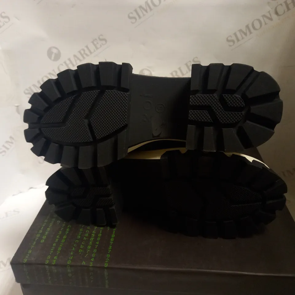 KOI VEGAN SYNDROME HIKING BOOTS - WHITE/BLACK SIZE 5
