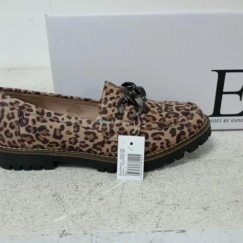 BOXED PAIR OF SHOES BY EMMA ADELINE SHOES IN LEOPARD - UK SIZE 7