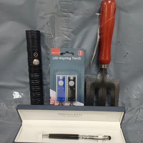 APPROXIMATELY 10 ASSORTED HOUSEHOLD ITEMS TO INCLUDE HAND FORK, LED KEYRING TORCH, SHIPTON & CO PEN, ETC