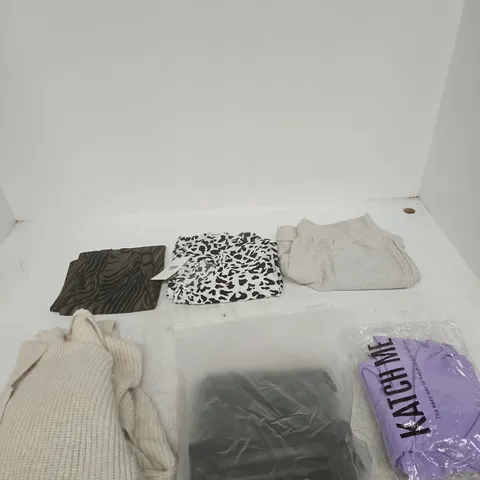 BOX OF APPROXIMATELY 20 ASSORTED CLOTHING ITEMS IN VARIOUS COLOURS, SIZES AND STYLES