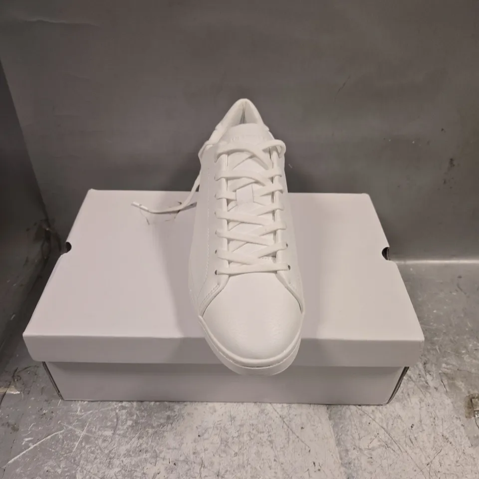BOXED PAIR OF BEE INSPIRED EZRA TRAINERS IN WHITE - 8