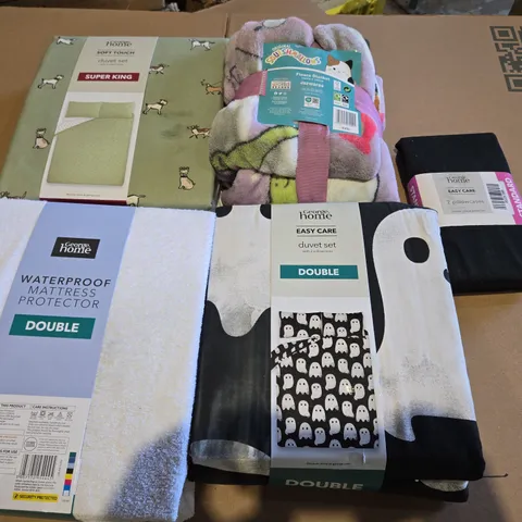 BOX OF APPROXIMATELY 12 ASSORTED BEDDING AND SOFT FURNISHING  ITEMS TO INCLUDE - 2 PILLOW CASES BLACK , DUVET SET DOUBLE , WATERPROOF MATTRESS PROTECTOR DOUBLE ETC