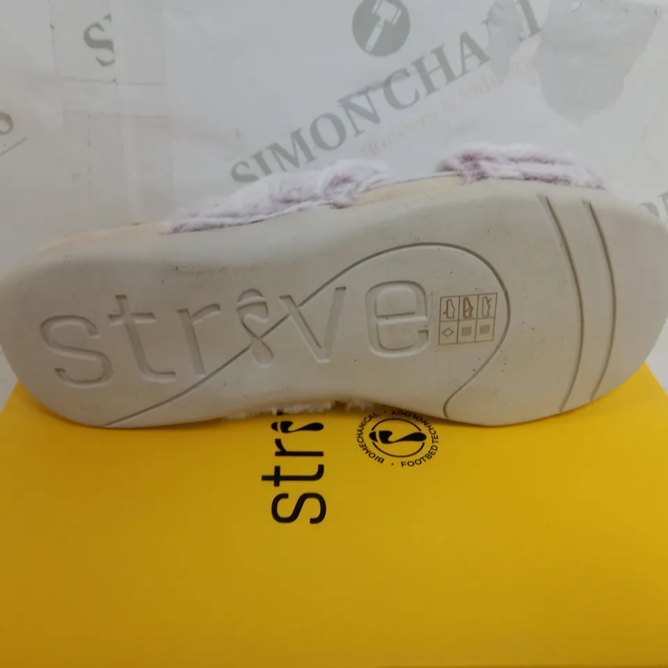 STRIVE NORA SANDLES IN BLUSH SIZE 6 