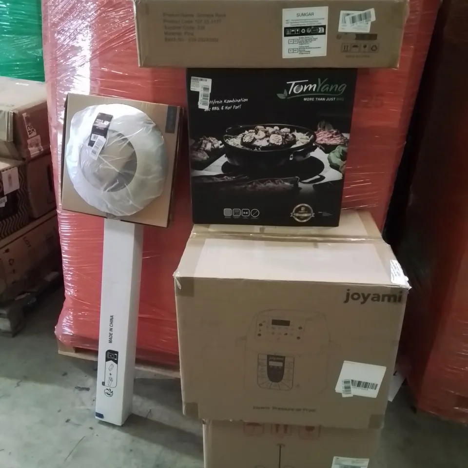 PALLET CONTAINING VARIOUS ASSORTED BOXED HOUSEHOLD ITEMS TO INCLUDE: WOK BBQ, PRESSURE AIR FRYER, CEILING LIGHTS AND LOTS MORE UNMARKED BOXED ITEMS 