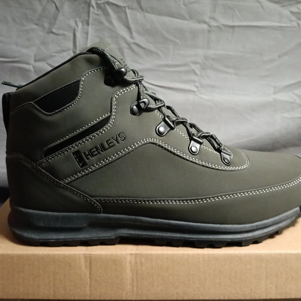 BOXED PAIR OF HENLEYS PROJECT MEN'S HIKING BOOTS - UK SIZE 9