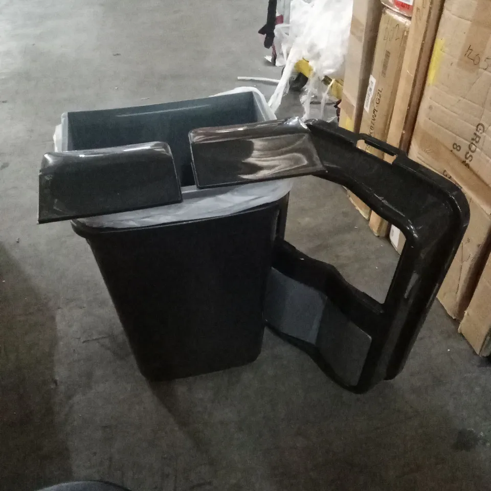 BOXED PLASTIC KITCHEN TRASH CAN (1 BOX)