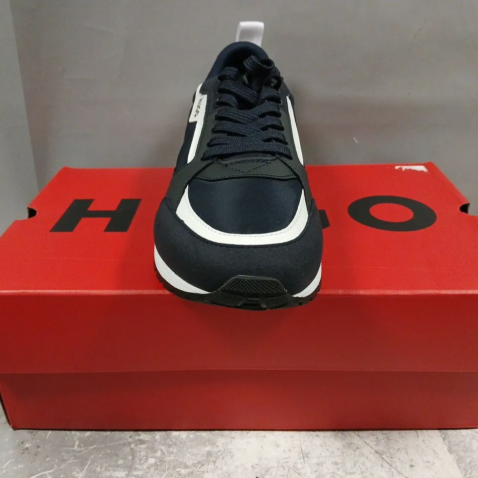 BOXED PAIR OF HUGO ICELIN RUNN PUMF SHOES IN BLACK/NAVY/WHITE SIZE UK 7