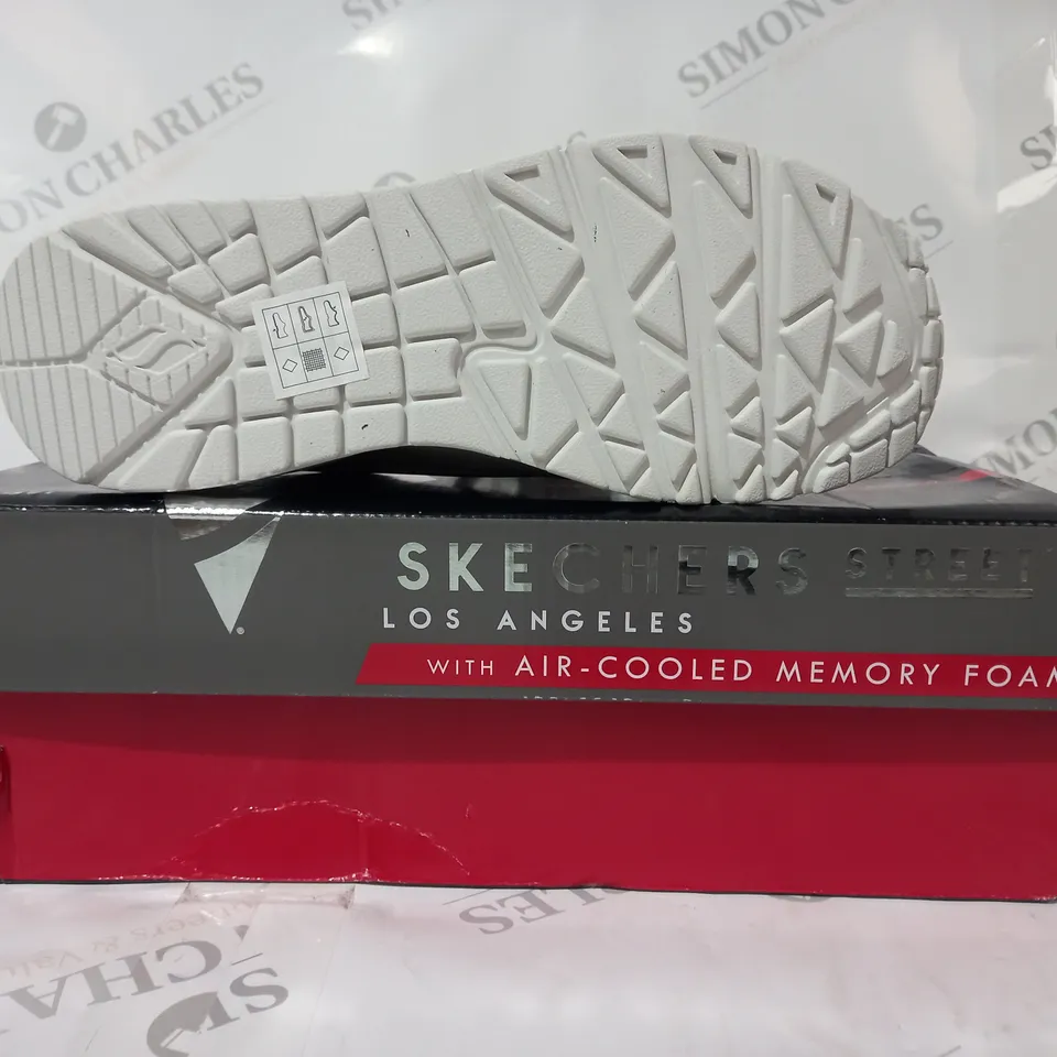 BOXED PAIR OF SKECHERS LOS ANGELES SHOES IN WHITE UK SIZE 4