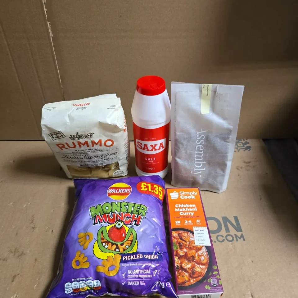 APPROXIMATELY 20 ASSORTED FOOD AND DRINK ITEMS TO INCLUDE - SIMPLY COOK MAKHANI CURRY, SAXA SALT AND RUMMO PASTA