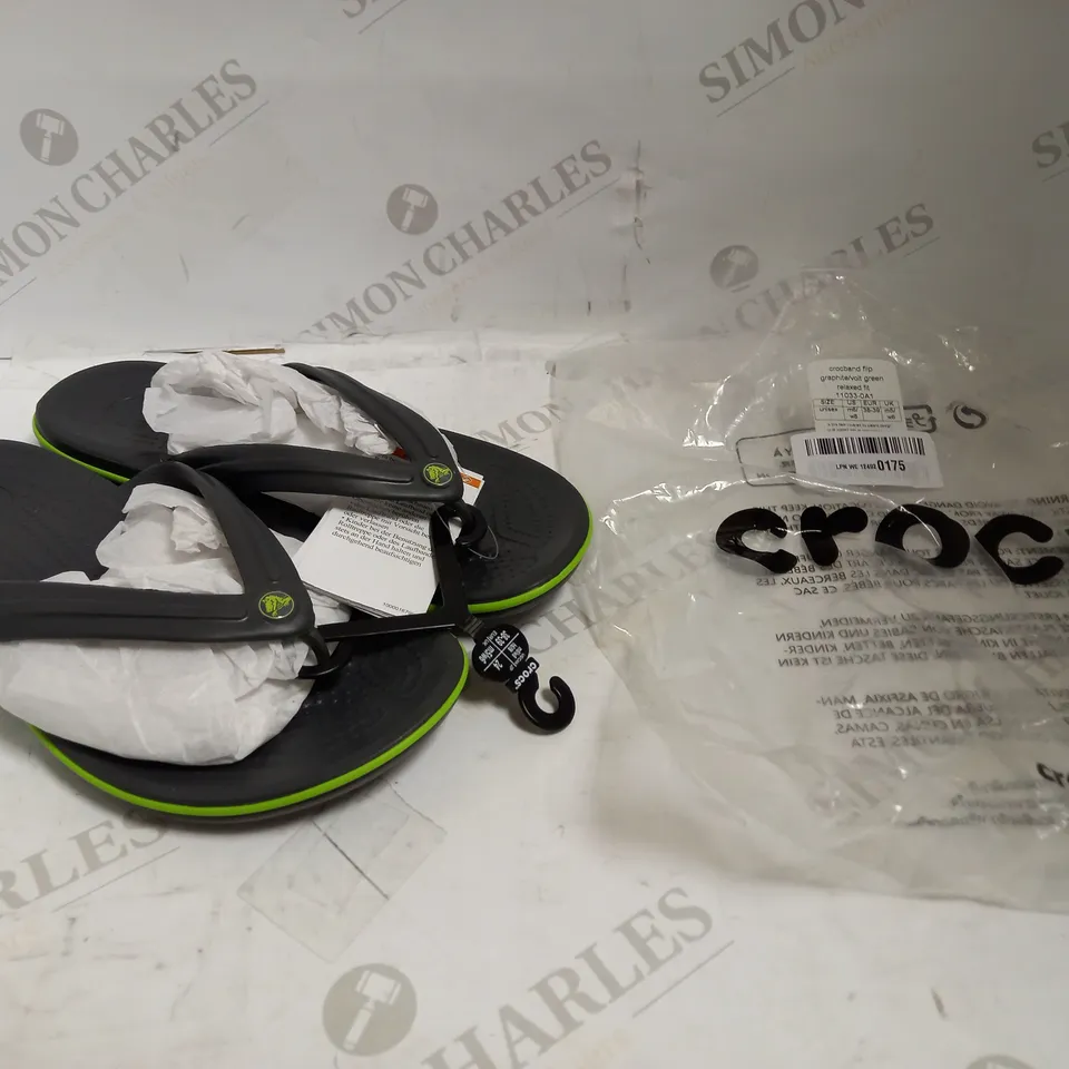 CROCS M6 CROCBAND FLIP GRAPHITE/VOLT GREEN RELAXED FIT 