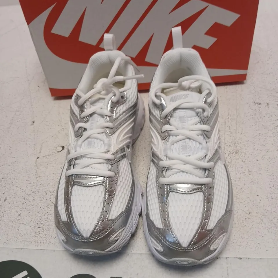 NIKE AIR MAX MOTO 2K (GS) KIDS TRAINERS UK 3Y – WHITE/PURE PLATINUM