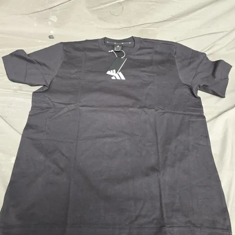 ADIDAS LOGO TEE IN BLACK - UK XL