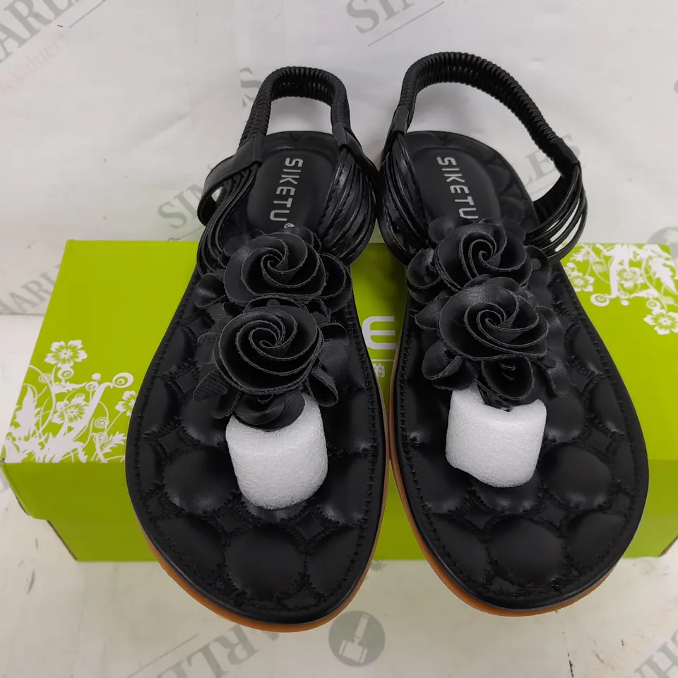 BOXED PAIR OF SIKETU FLORAL DESIGN SLIPPERS IN BLACK - SIZE UNSPECIFIED