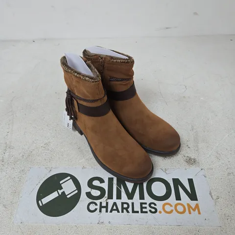 E. SHOES BY EMMA STOCKHOLM CAMEL BOOTS – UK SIZE 7