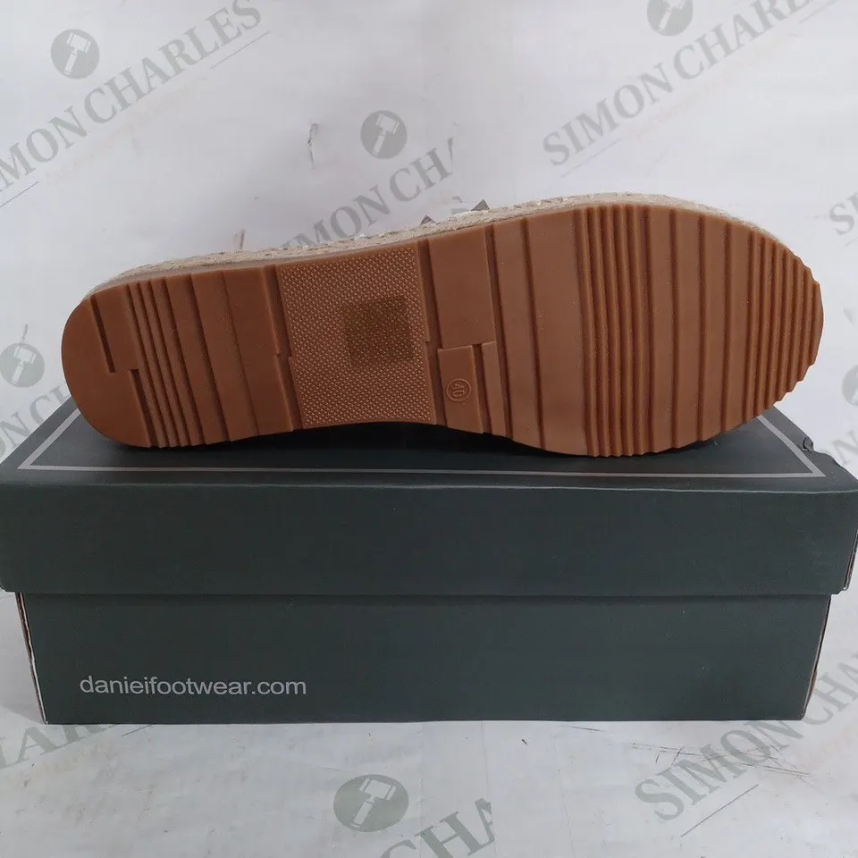 DANIEL FOOTWEAR CUBBY SHOES IN WHITE & LIGHT BROWN - EU 40