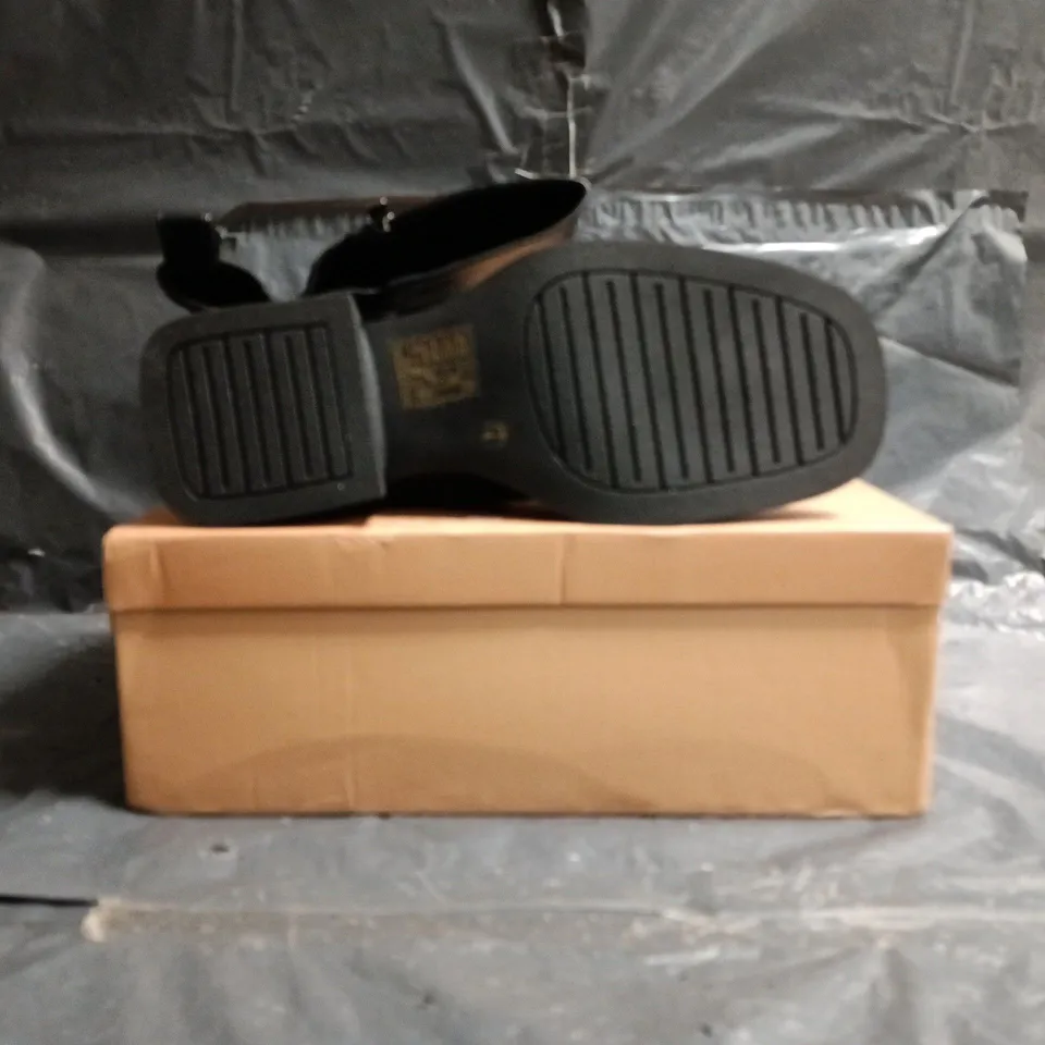 BOXED PAIR OF SIMMI LONDON KNEE-HIGH BOOTS IN BLACK SIZE 7