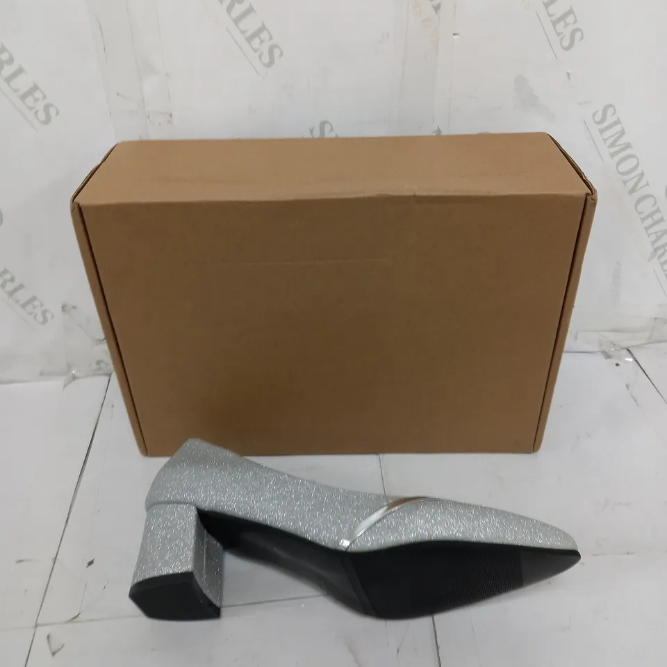 BOXED PAIR OF BYFSYXL GLITTER SILVER HEEL PUMPS SIZE 40
