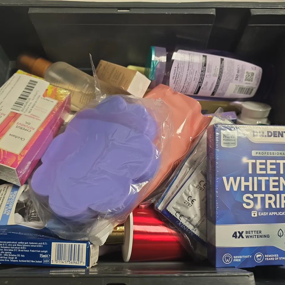 APPROXIMATELY 15 ASSORTED HEALTH & BEAUTY PRODUCTS TO INCLUDE BYOMA MILKY MOISTURE CLEANSER, OLAY FIRIMING BODY LOTION, MITCHUM ICE FRESH, ETC - COLLECTION ONLY