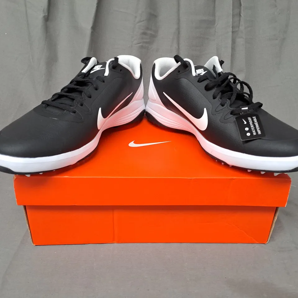 BOXED PAIR OF NIKE INFINITY GOLF SHOES IN BLACK/WHITE UK SIZE 10