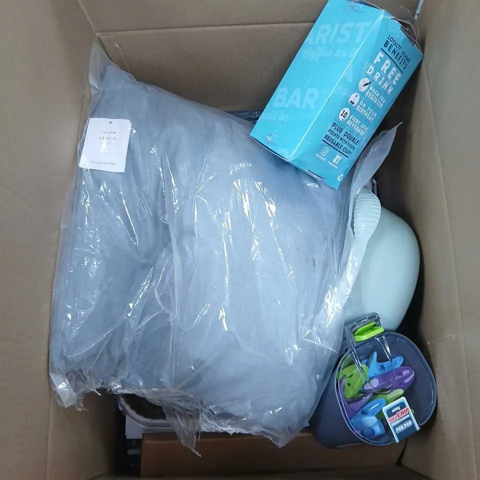 BOX OF APPROXIMATELY 20 ASSORTED ITEMS TO INCLUDE PILLOW, BARISTA BAR CUP, MINKY CLOTHES PEGS ETC