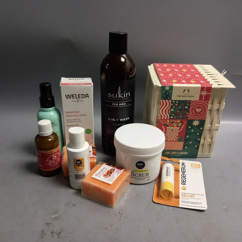 APPROXIMATELY 10 ASSORTED HEALTH AND BEAUTY PRODUCTS TO INCLUDE AVEDA THERMAL PROTECTOR & CONDITIONING MIST 100ML, SUKIN 3-IN-1 WASH 500ML, THE BODY SHOP LOVE HOPE & CHANGE GIFT SET