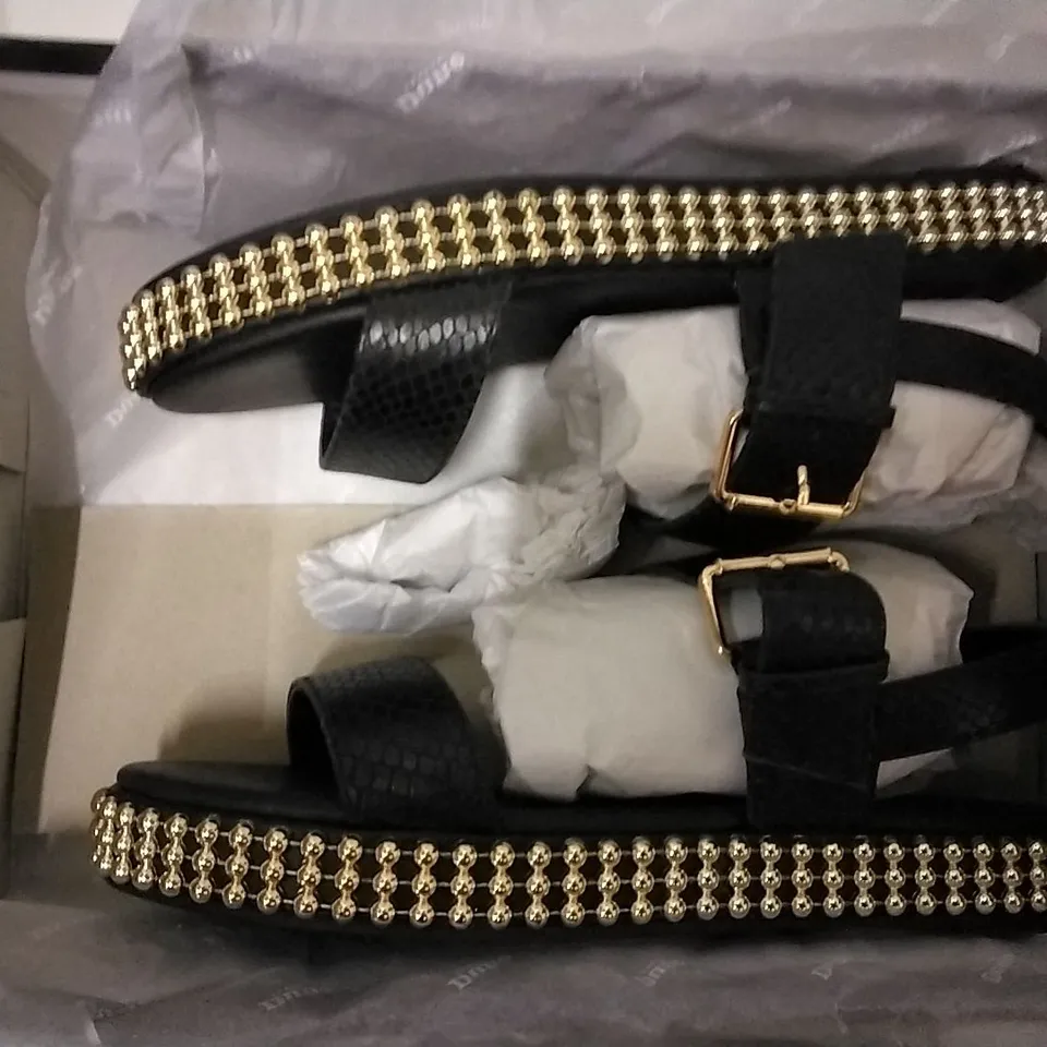 3 SHOE BOXES OF SHOES INCLUDING 2 × VIONIC HONOR DAYNA GREY LOAFERS SIZE 5.5, DUNE BLACK-REP LEATHER DETAILED FLATFORM SANDLE