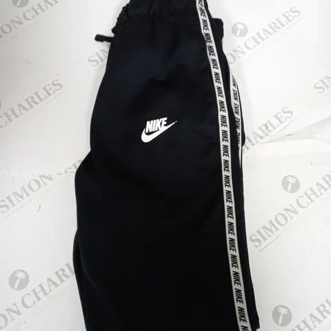 NIKE LOGO TRACKSUIT BOTTOMS SIZE M
