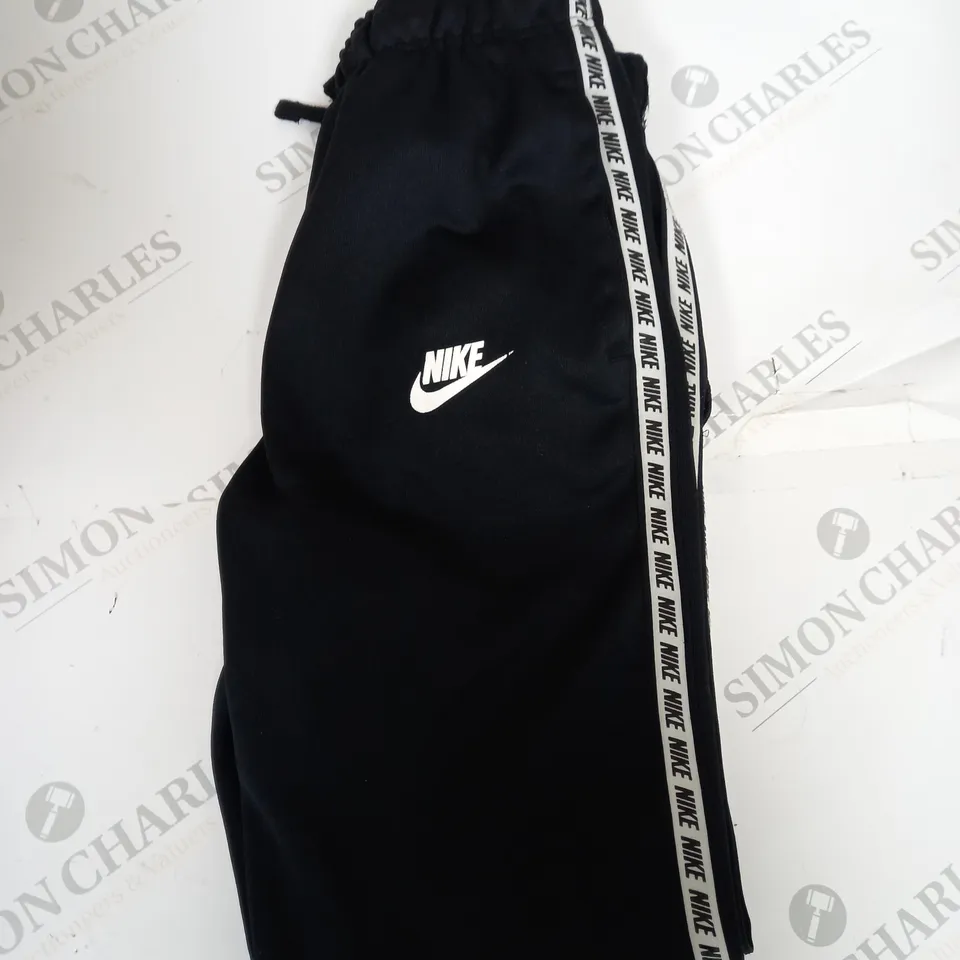 NIKE LOGO TRACKSUIT BOTTOMS SIZE M