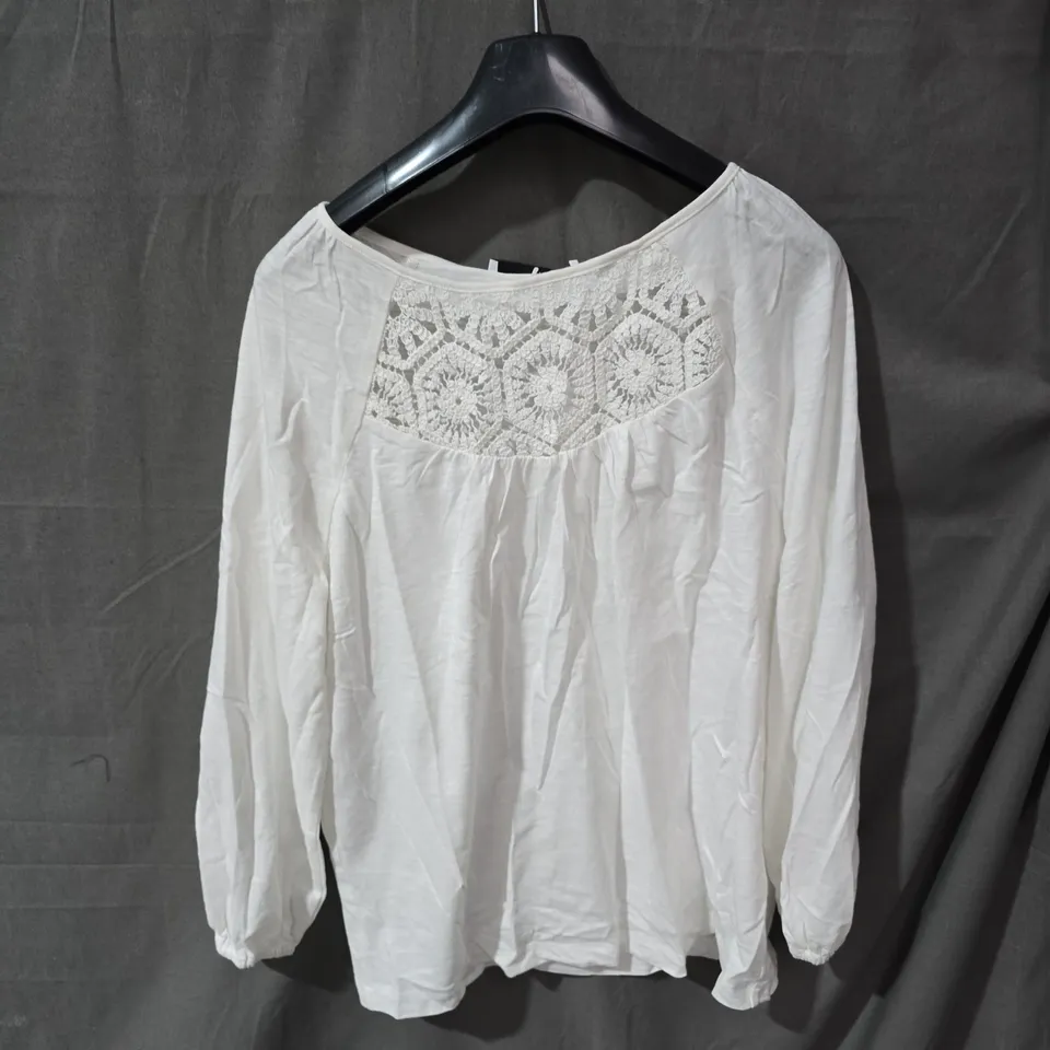 BOX OF APPROXIMATELY 25 CLOTHING ITEMS INCLUDING: FLAT HAT, BLUE LEGGINGS AND WHITE TOP