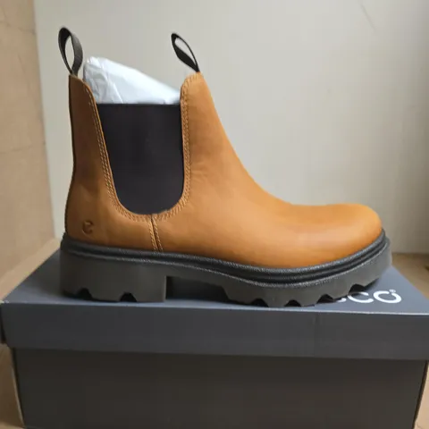 BOXED PAIR OF ECCO GRAINER M AMBER LEATHER CHELSEA BOOT, UK 9-9.5