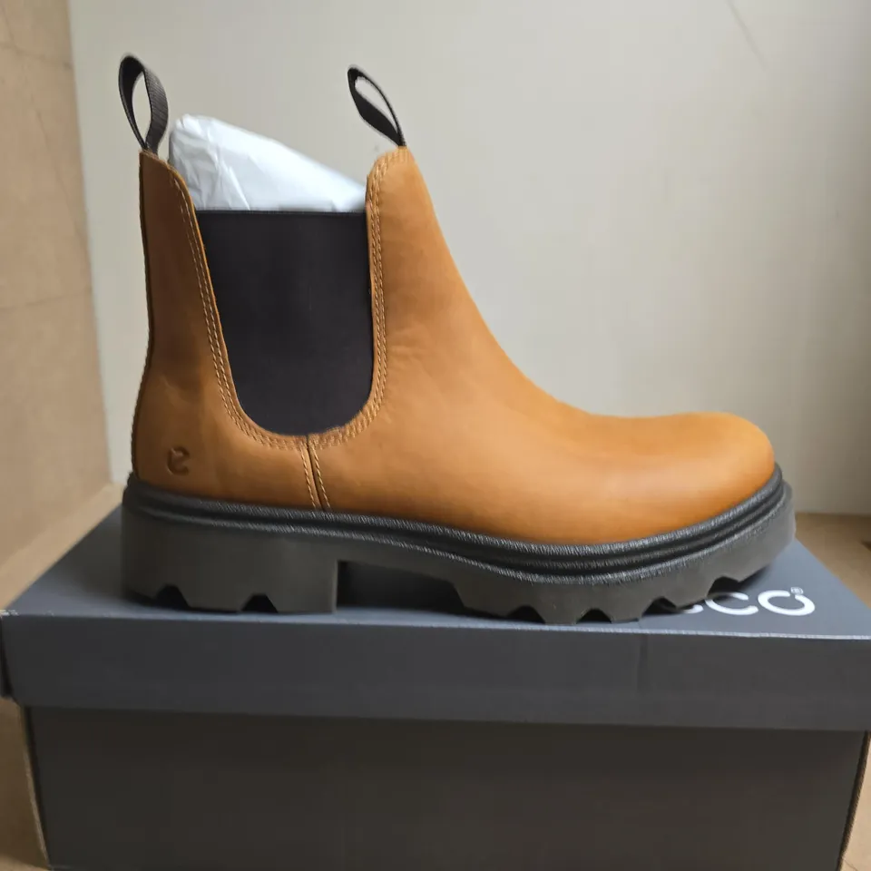 BOXED PAIR OF ECCO GRAINER M AMBER LEATHER CHELSEA BOOT, UK 9-9.5 