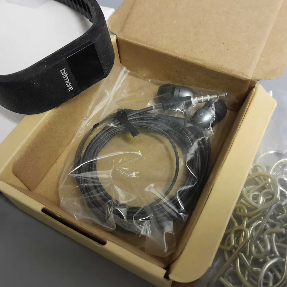 LOT OF 5 ASSORTED ITEMS TO INCLUDE JEWELLERY CHARMS, WIRED EARPHONES AND MASK STRING