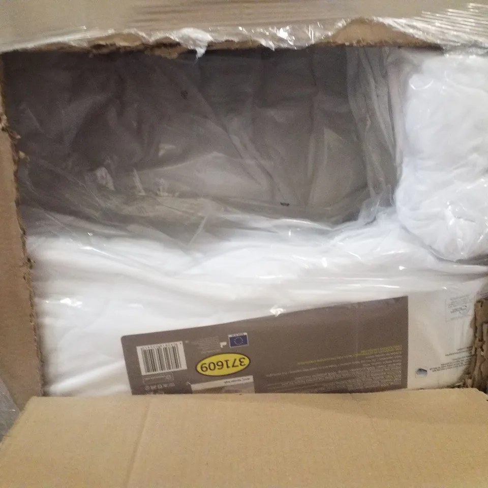 PALLET OF 2 BOXES CONTAINING ASSORTED PILLOWS