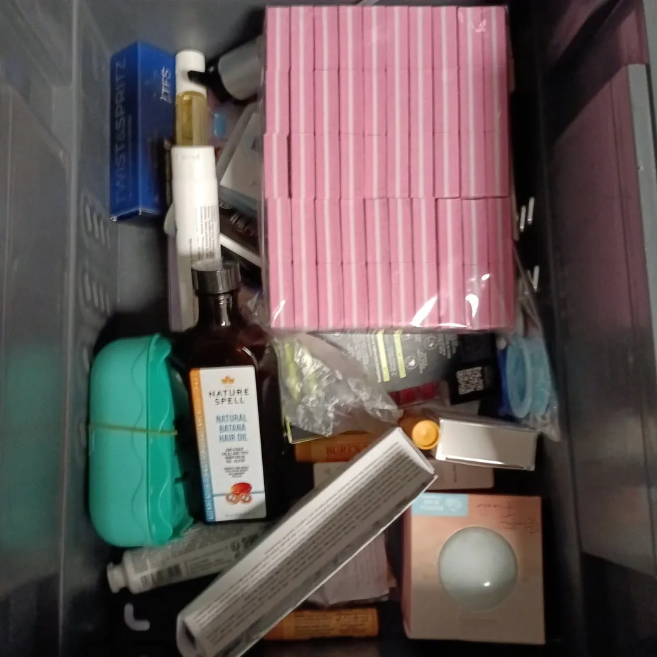 APPROXIMATELY 20 HEALTH AND BEAUTY PRODUCTS TO INCLUDE TIGER MOON GLOW PACK, SIMPLE CREAM AND NATURE SPELL HAIR OIL