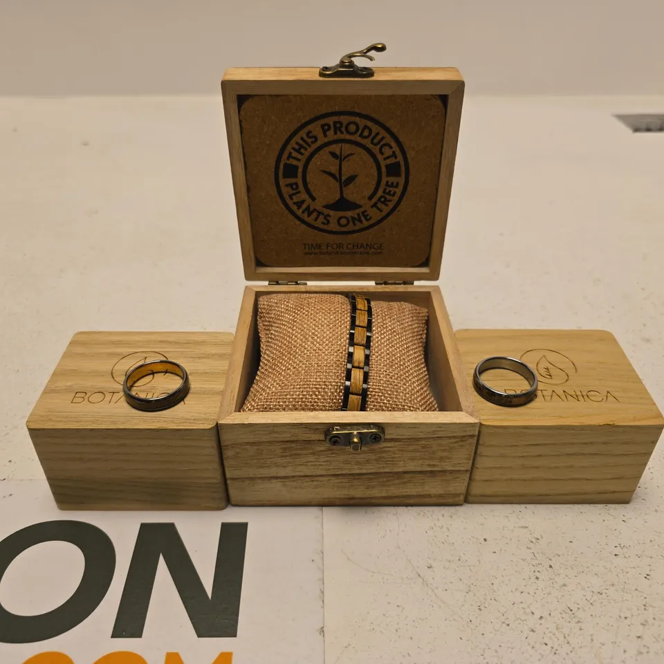 SET OF 3 BOTANICA JEWELLERY ITEMS: BRACELET + 2 RINGS IN WOODEN BOXES
