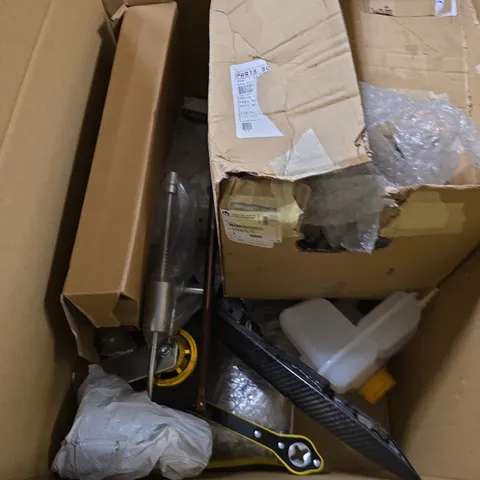 APPROXIMATELY 10 ASSORTED VEHICLE PARTS/ACCESSORIES TO INCLUDE TOOLS, CONTAINERS ETC 