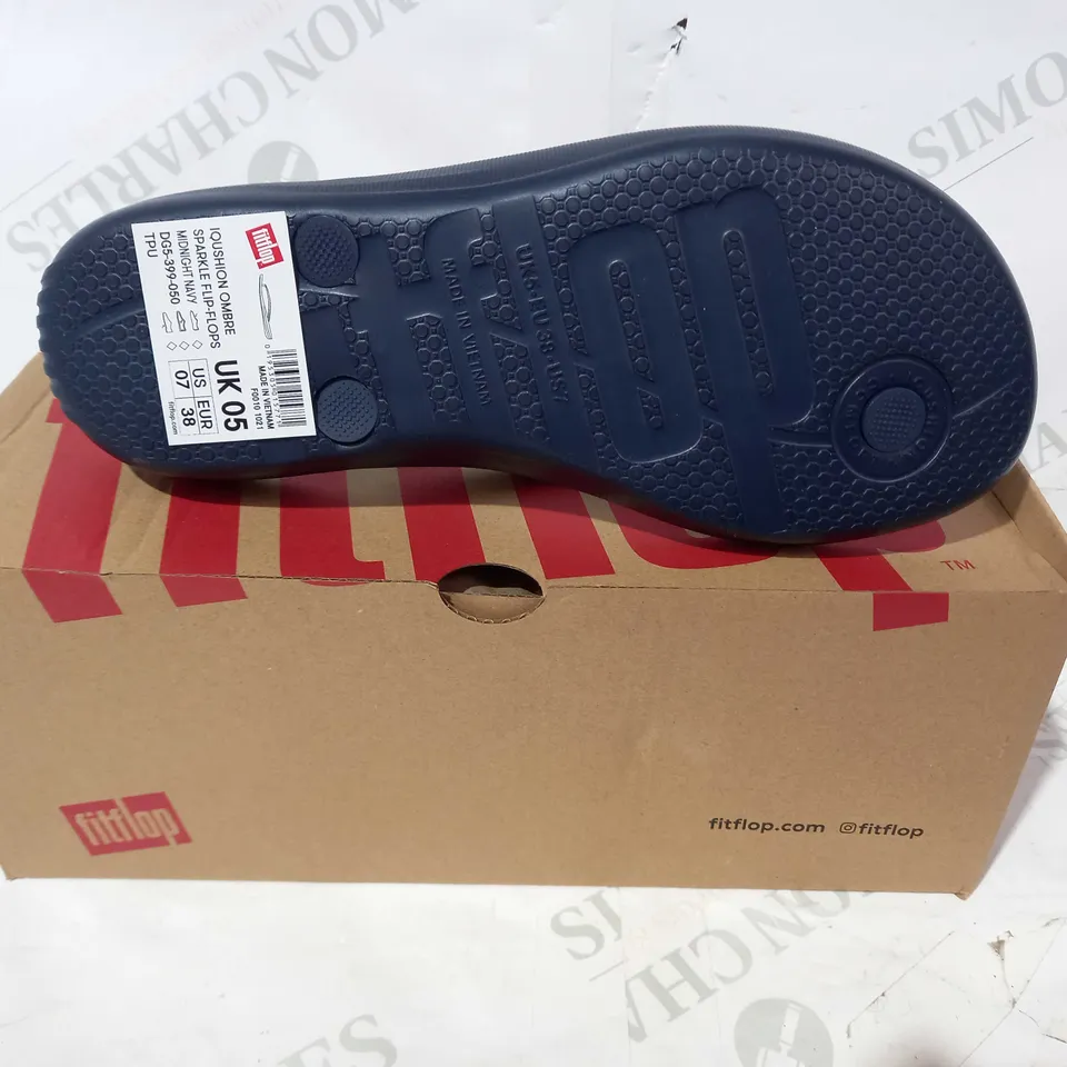 BOXED PAIR OF FITFLOP FLIP-FLOPS IN NAVY W. SPARKLE EFFECT UK SIZE 5