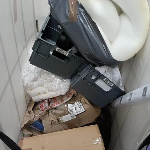 APPROXIMATELY 8 ASSORTED ITEMS TO INCLUDE BLINDS, BREAD BIN, CURTAINS, ETC - COLLECTION ONLY