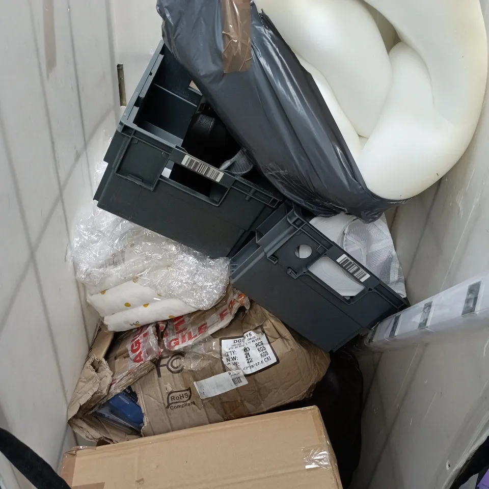 APPROXIMATELY 8 ASSORTED ITEMS TO INCLUDE BLINDS, BREAD BIN, CURTAINS, ETC - COLLECTION ONLY