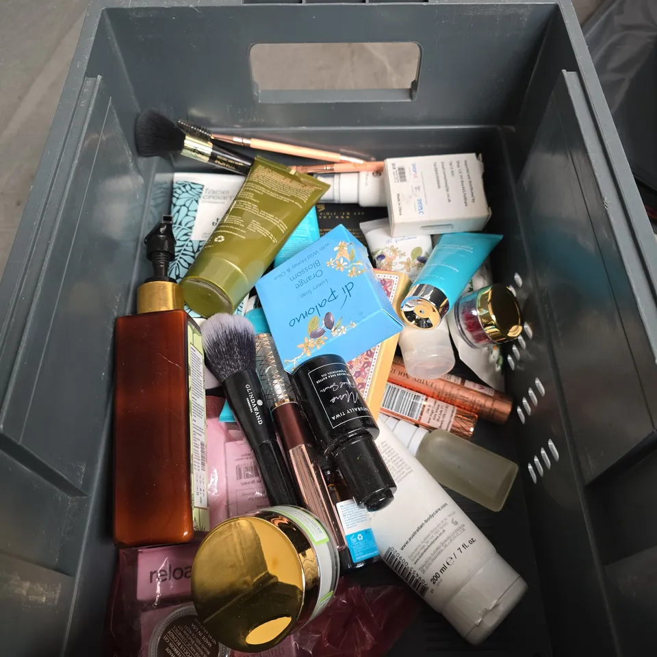 TOTE OF APPROXIMATELY 22 ASSORTED HEALTH/BEAUTY ITEMS TO INCLUDE: LIZ EARLE BODY CREAM AND FACIAL HAIR TRIMMER