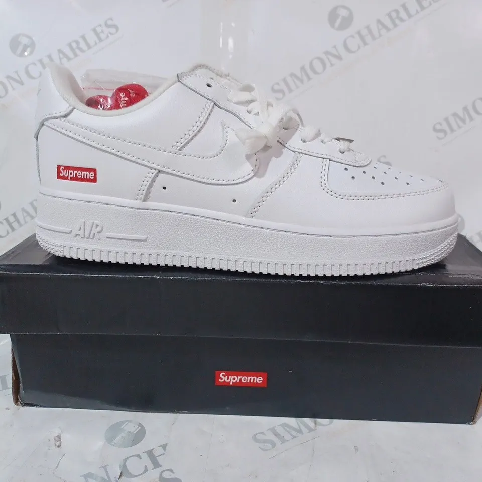 BOXED PAIR OF SUPREME/NIKE AIR FORCE 1 SHOES IN WHITE UK SIZE 6