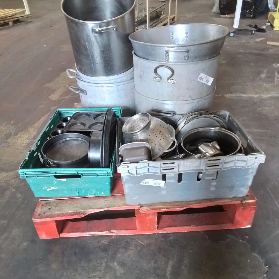PALLET CONTAINING SEVERAL COMMERCIAL KITCHEN COOKING POTS, BAKING TRAYS, SAUCEPANS SIEVES ETC.