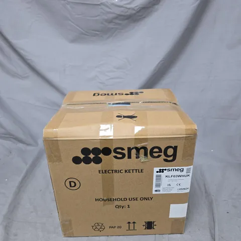 SMEG 50'S STYLE KETTLE KLF03WHUK AND 4-SLICE TOASTER